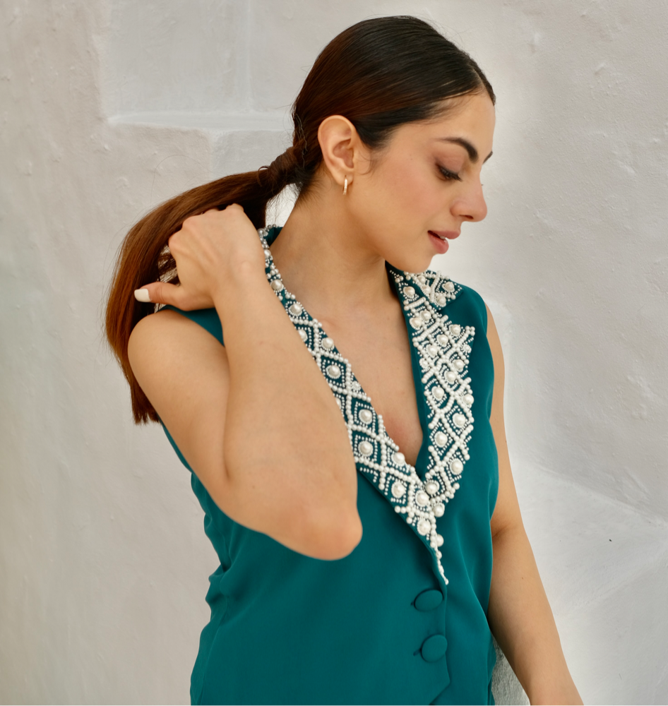 Notched collar pearl embroidered set
